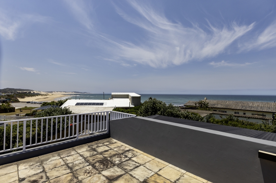 5 Bedroom Property for Sale in West Beach Eastern Cape